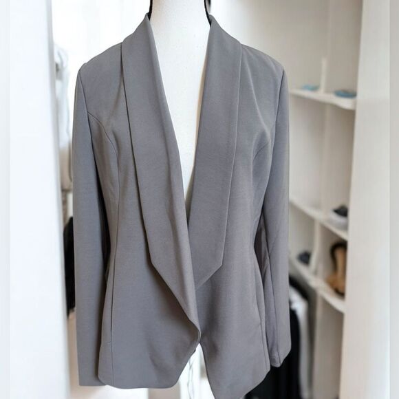 H by Halston Jackets & Blazers - Gentle Used H by Halston Gray Woven Flyaway Blazer with Ribbed Arm Panel Size 6